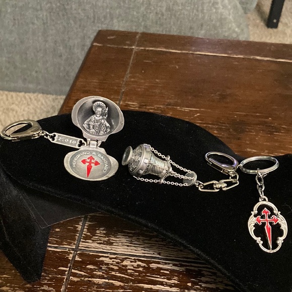 Keychain collection 3 total - Picture 1 of 7